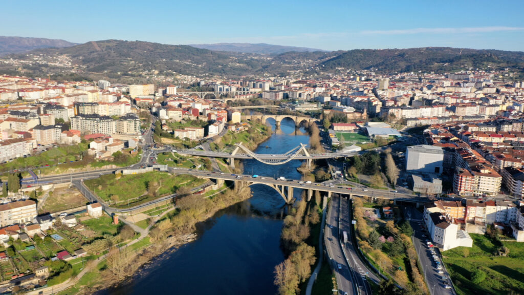 Ourense es una ciudad situada en la provincia de Ourense, en Galicia, España. 